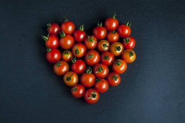 Kırmızı kiraz domates kalp için iyi 