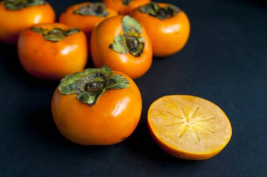 Olgun turuncu Trabzon hurması meyve