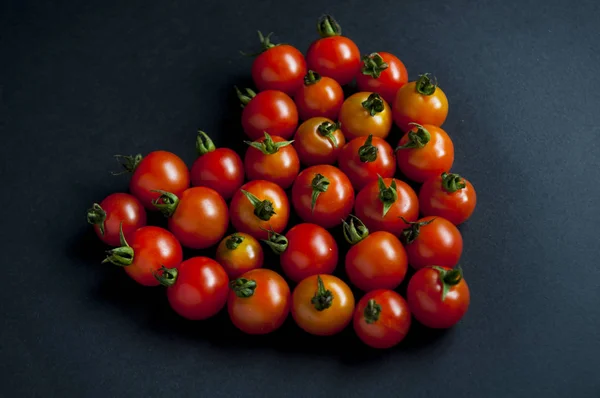 Kırmızı kiraz domates kalp için iyi — Stok fotoğraf