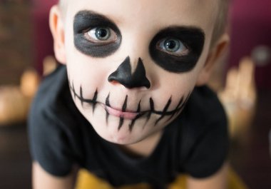 Cadılar Bayramı güzel çocuk makyaj