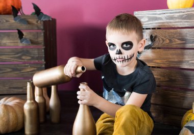 Cadılar Bayramı güzel çocuk makyaj