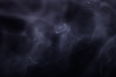 Bir siyah arka plan üzerinde duman bulutu. Seçici odak