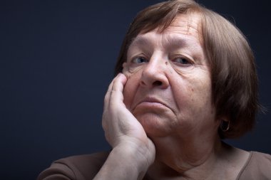 Yaşlı kadın portresi. Şaşkınlık