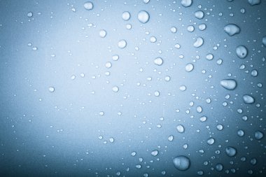 Renkli arka planda bir damla su. Mavi. Ayarlanmış