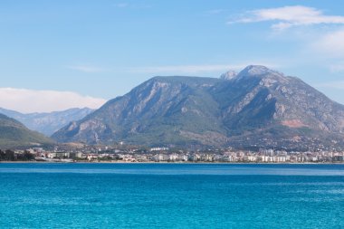 Dağlar ve deniz gezinti yüzde olarak görüntülemek