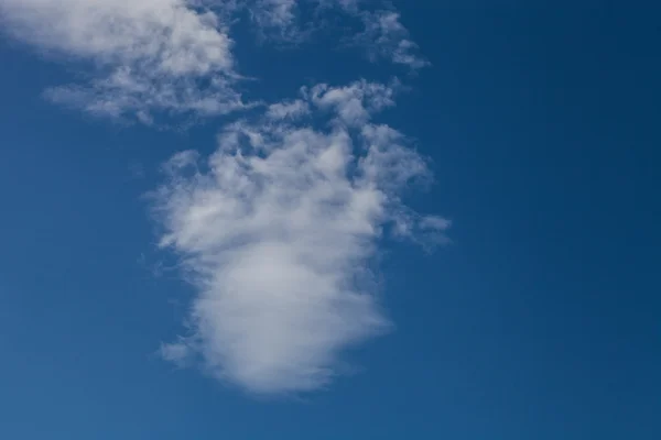 White clouds on a blue sky. Selective focus — Stock Photo, Image
