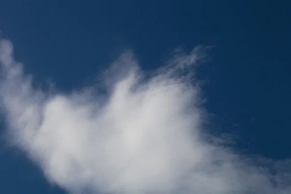 White clouds on a blue sky. Selective focus — Stock Photo, Image