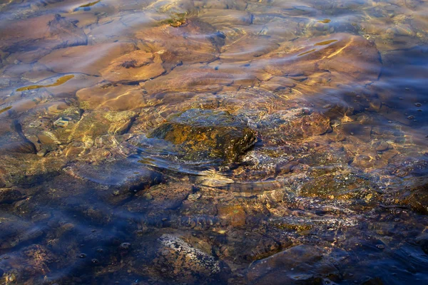 Agua de mar brillante para un fondo natural. Enfoque selectivo — Foto de Stock