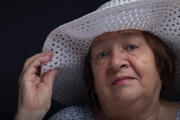 Portrait of elderly woman with a hat. Question — Stock Photo, Image