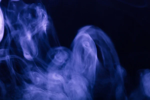 Nuage de fumée sur fond noir. Concentration sélective. tonique — Photo