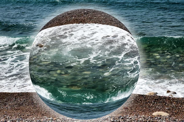 Vlna na oblázkové pobřeží moře. Koláž — Stock fotografie
