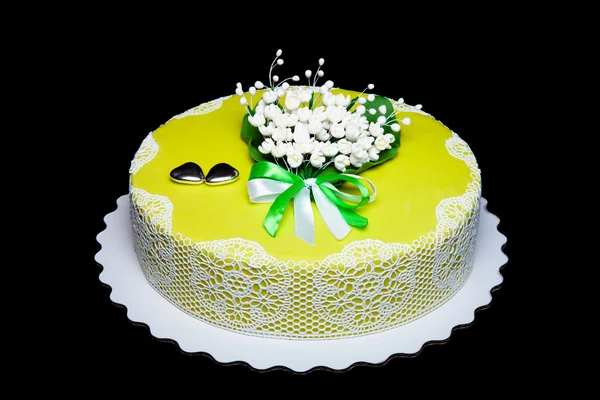 Dantel ve çiçek yeşil zemin üzerine düğün pastası. Tonda — Stok fotoğraf