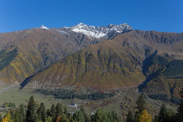 Svaneti, güzel dağ manzarası. Gürcistan — Stok fotoğraf