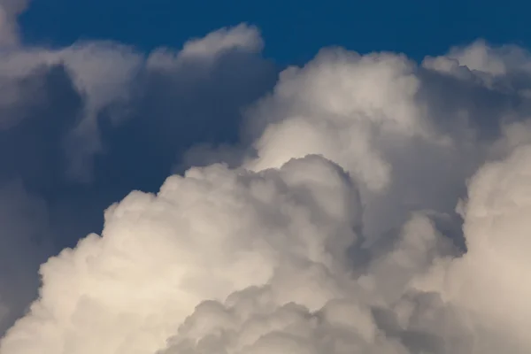 Ciel bleu avec nuages cumulus blancs — Photo