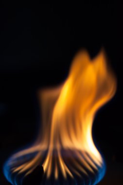 Karanlıkta ocakta brülör üzerinde gaz yakıyor. Seçici focu