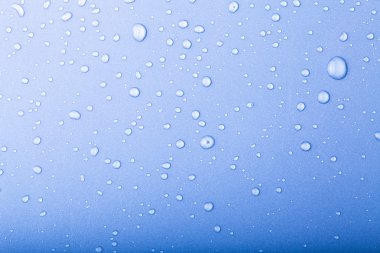 Renkli arka planda bir damla su. Mavi. Ayarlanmış