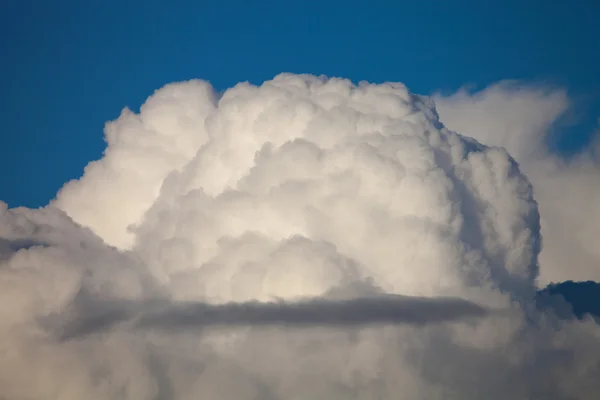 Ciel bleu avec nuages cumulus blancs — Photo