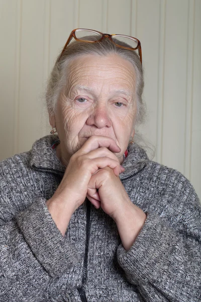 Portret van de bejaarde vrouw in glazen — Stockfoto