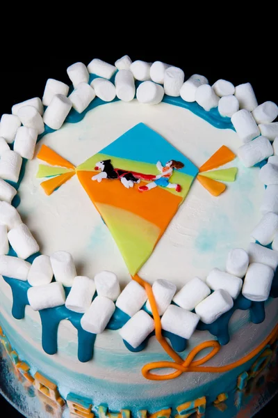 Verjaardag cake met inscriptie "Happy birthday, Juliana" op blauw — Stockfoto
