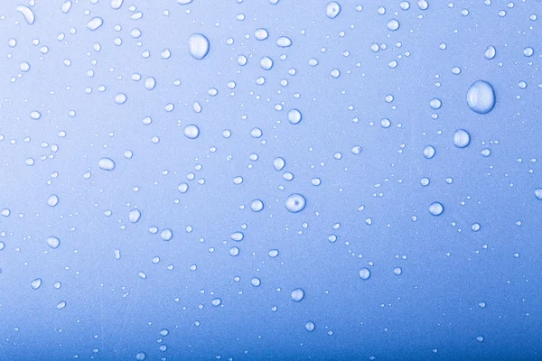 Druppels water op een kleurrijke achtergrond. Blauw. Getooid — Stockfoto