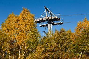 Teleferik ve Svaneti güzel sonbahar dağ manzarası. Geo