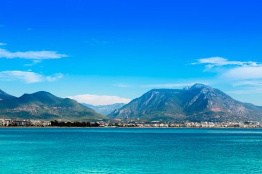 Dağlar ve deniz gezinti yüzde olarak görüntülemek