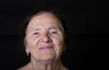 Yaşlı kadın portresi. Gülümseme