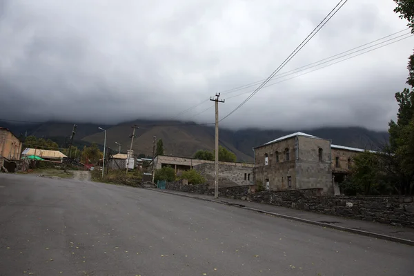 Frumos peisaj montan de toamnă în Stepancminda. Georgia — Fotografie, imagine de stoc