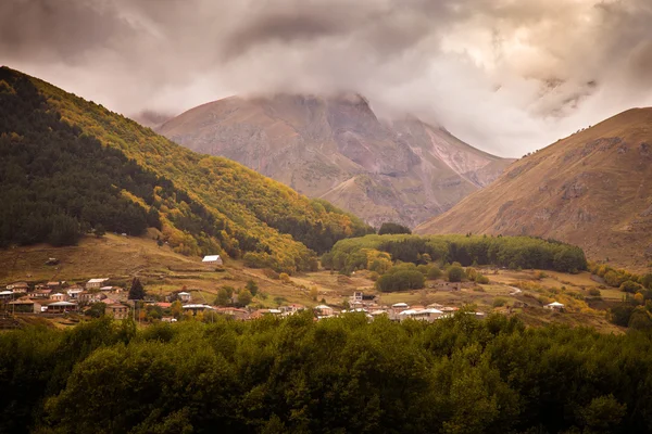 Bellissimo paesaggio montano autunnale a Stepancminda. Georgia. Per — Foto Stock