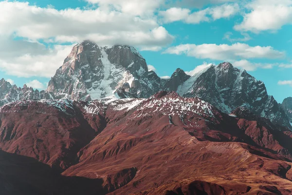 Wunderschöne herbstliche berglandschaft in svaneti. Georgien. gemildert — Stockfoto