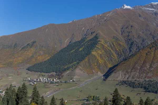 Gyönyörű hegyi táj, a Svaneti. Grúzia — Stock Fotó