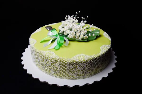 レースと緑の背景の上に花のウエディング ケーキ — ストック写真
