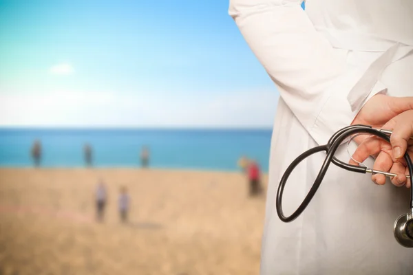 Doktor stetoskop bir b arkasından ile dokundu