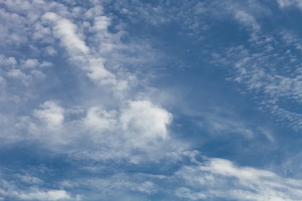 Fehér felhők a kék ég. Szelektív összpontosít — Stock Fotó