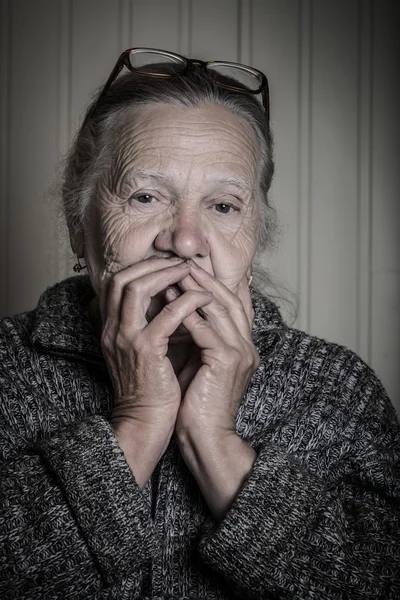 Retrato de anciana en gafas. Tonificado — Foto de Stock