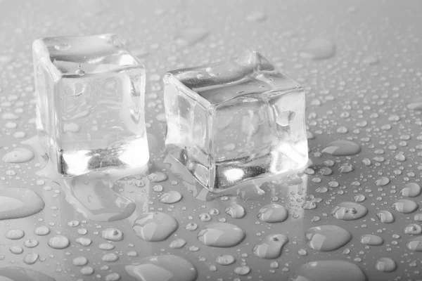 Islak bir masada buz küpleri. Seçici odak — Stok fotoğraf
