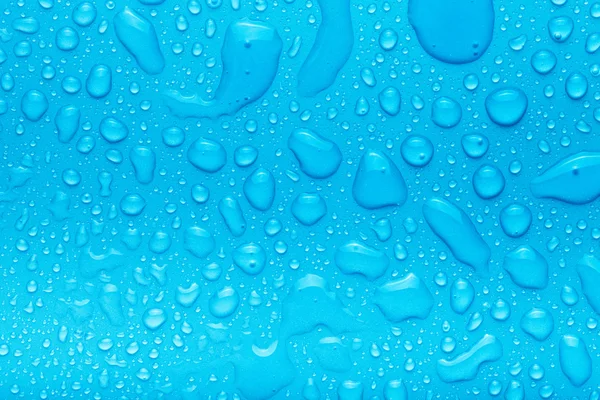 Bir renk arka plan üzerinde Su damlacıkları. Mavi. Sığ derinliği bes