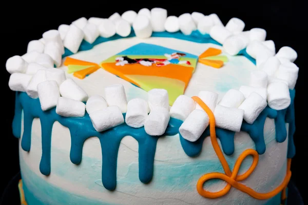 Narozeninový dort s nápisem "Happy birthday, Juliana" na modré — Stock fotografie