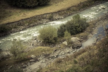 Güzel sonbahar dağ manzarası Gürcistan'daki nehirde dağ
