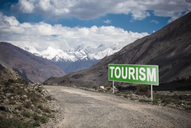 İşaretçi Tacikistan dağ yolu üzerinde. Pamir Otoban
