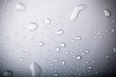 Bir renk arka plan üzerinde Su damlacıkları. Gri. Tonda