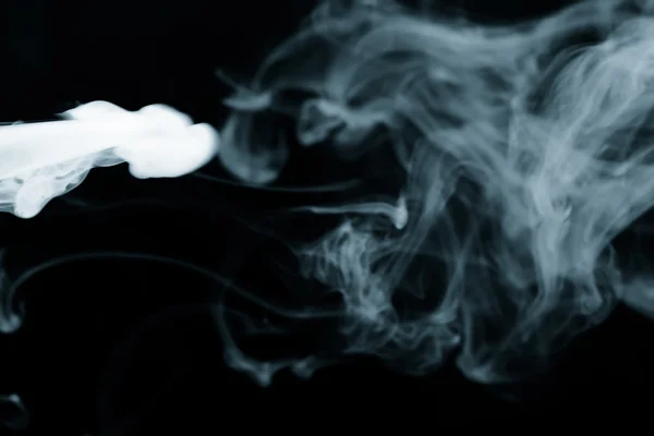 Nuvem de fumo no fundo preto. Foco seletivo. Tonificado — Fotografia de Stock