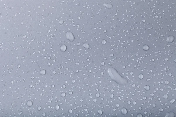 Gotas de água em um fundo a cores — Fotografia de Stock