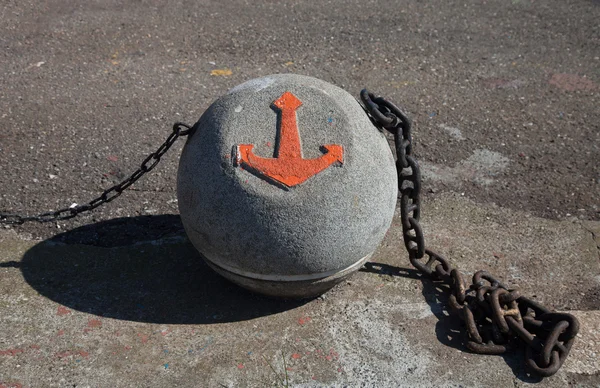 Imagen de ancla sobre una bola de hormigón con cadenas — Foto de Stock
