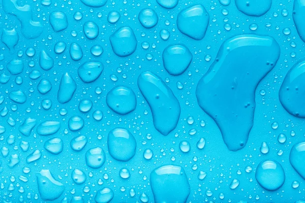 Druppels van het water op een achtergrond in kleur. Blauw. Ondiepe scherptediepte fie — Stockfoto