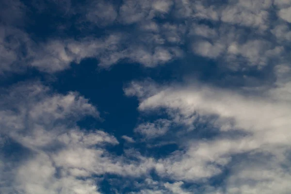 Blå himmel med vita cumulus moln — Stockfoto