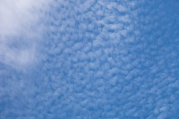 Weiße Wolken am blauen Himmel. Selektiver Fokus — Stockfoto