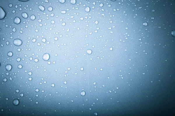 Gotas de água em um fundo a cores. Azul. Tonificado — Fotografia de Stock