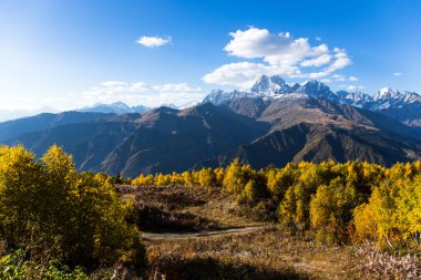 Svaneti içinde güzel sonbahar dağ manzarası. Gürcistan