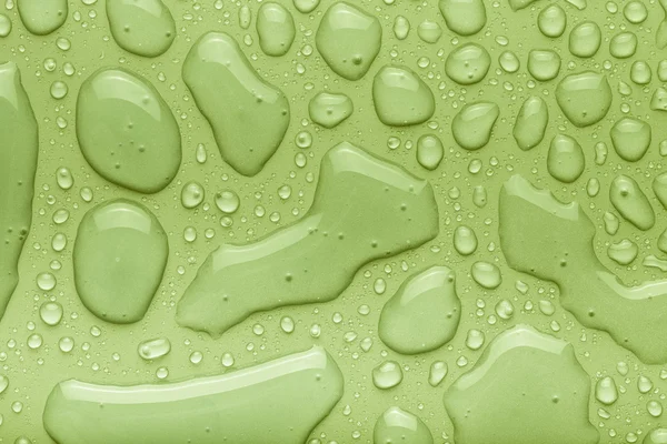Wassertropfen auf einem farbigen Hintergrund. Grün. gemildert — Stockfoto